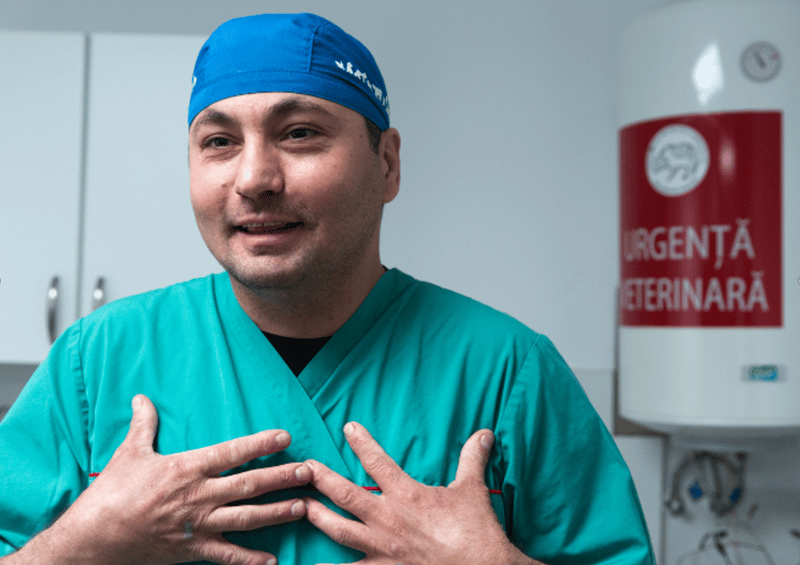 Veterinär på rumänskt hundhem älskar sitt arbete