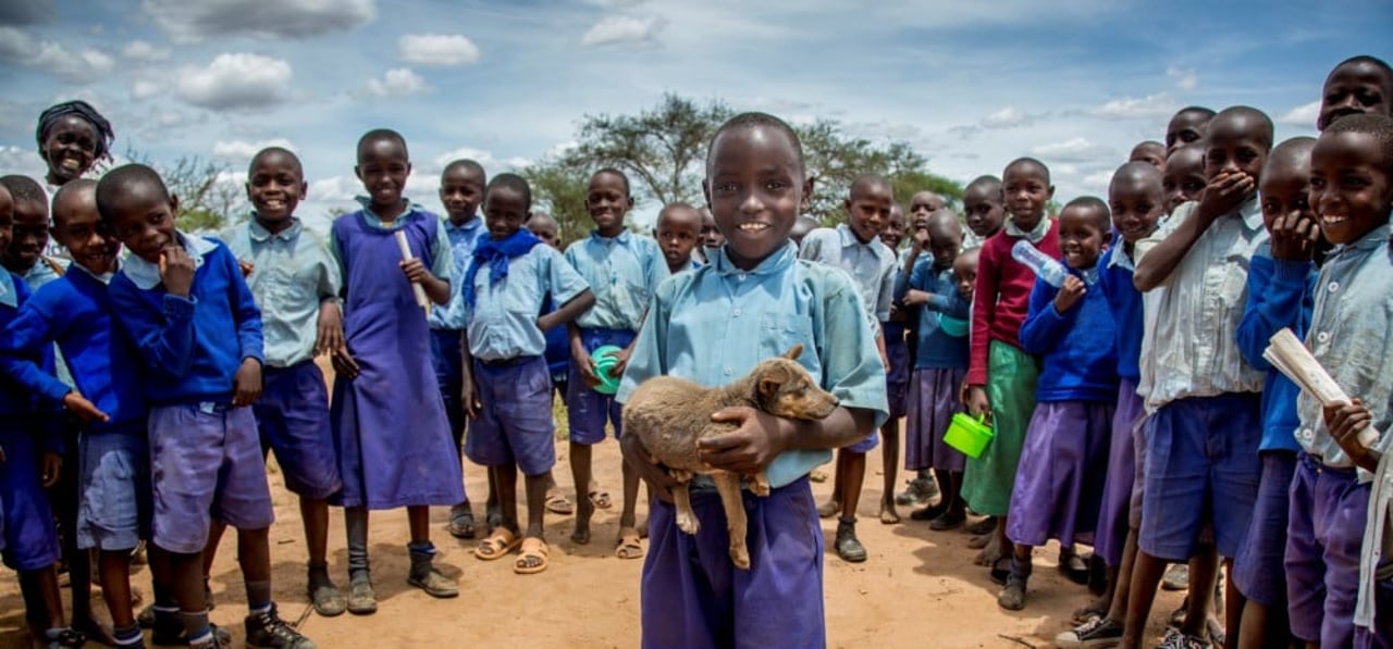 Barn med hunde i Kenya