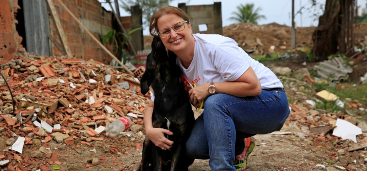 World Animal Protection-ansat med hund i Brasilien