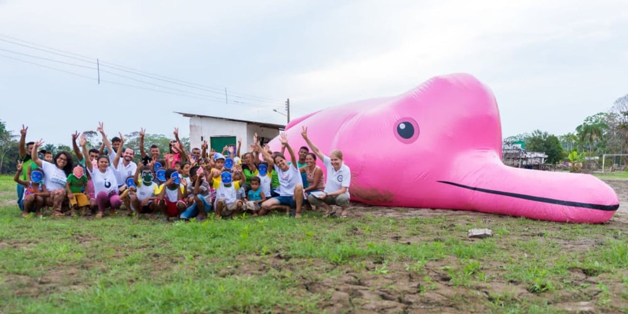 children_with_blow_up_dolphin