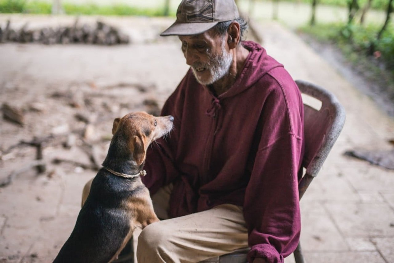 santos_pedro_beteta_and_his_dog_bobo_in_limon_after_floods