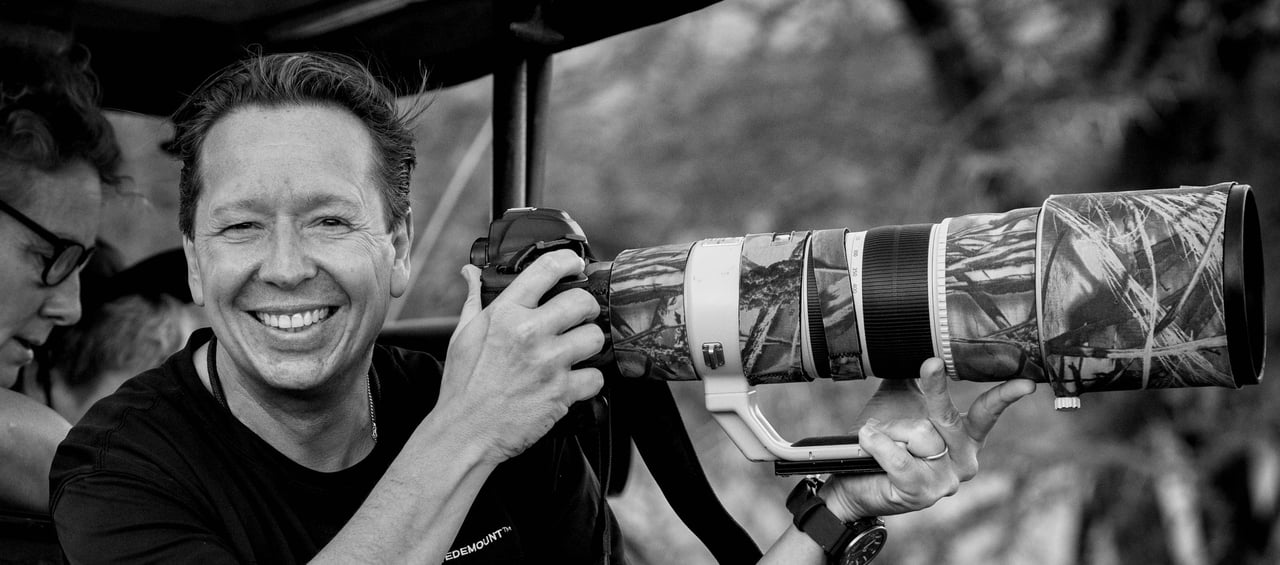 Tom Svensson är en världsberömd bevarandefotograf som började fotografera för att påverka människor och göra skillnad. Han har varit verksam i många år, särskilt inom illegal handel och tjuvjakt. Har även fått pris från kungen för sin bok i ämnet.