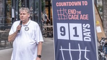 Generalsekreterare Roger Pettersson håller tal End the Cage age