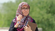 Madeeha är passionerad över sitt jobb på björnreservatet