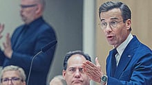 I talarstolen statsminister Ulf Kristersson (M). Till vänster de tre vice talmännen. Foto: Melker Dahlstrand/Sveriges riksdag