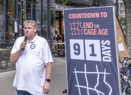 Generalsekreterare Roger Pettersson håller tal End the Cage age