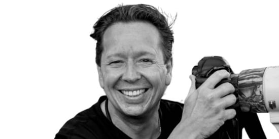 Tom Svensson är en världsberömd bevarandefotograf som började fotografera för att påverka människor och göra skillnad. Han har varit verksam i många år, särskilt inom illegal handel och tjuvjakt. Har även fått pris från kungen för sin bok i ämnet.