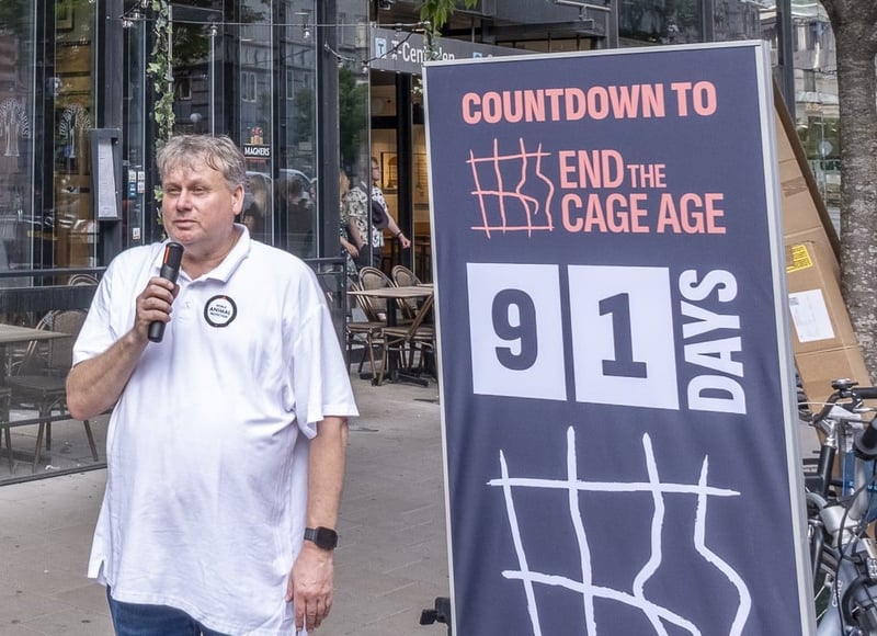 Generalsekreterare Roger Pettersson håller tal End the Cage age