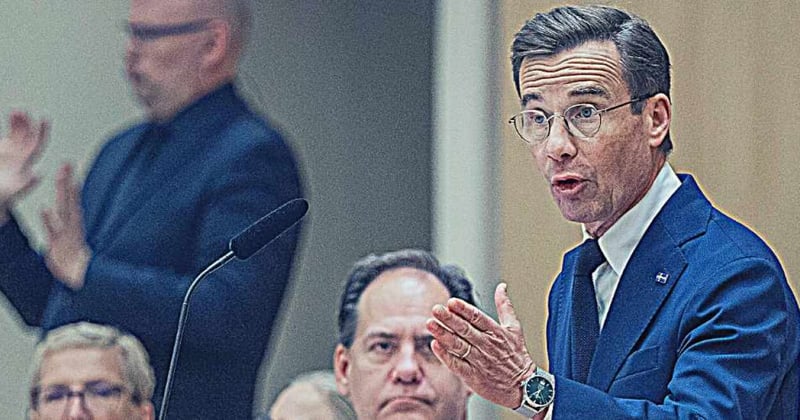 I talarstolen statsminister Ulf Kristersson (M). Till vänster de tre vice talmännen. Foto: Melker Dahlstrand/Sveriges riksdag